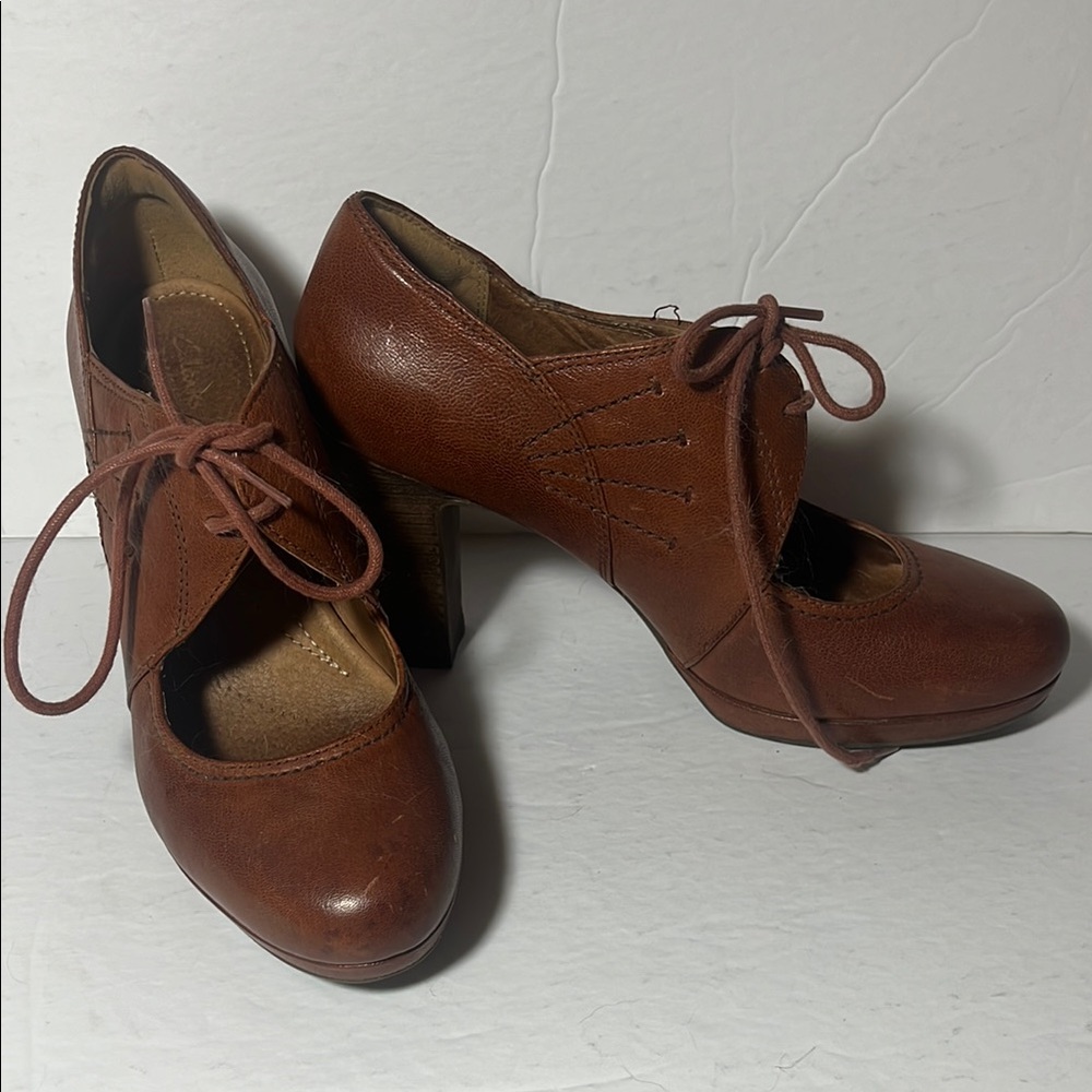 Brown Leather Oxford Heels with Lace-Up Design